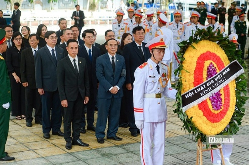 Đoàn đại biểu Hội Luật gia Việt Nam đại diện cho giới Luật gia cả nước vào viếng Tổng Bí thư Nguyễn Phú Trọng.