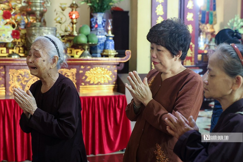 Nhiều người xúc động trước di ảnh của vị lãnh đạo Đảng hết lòng vì nước, vì dân.