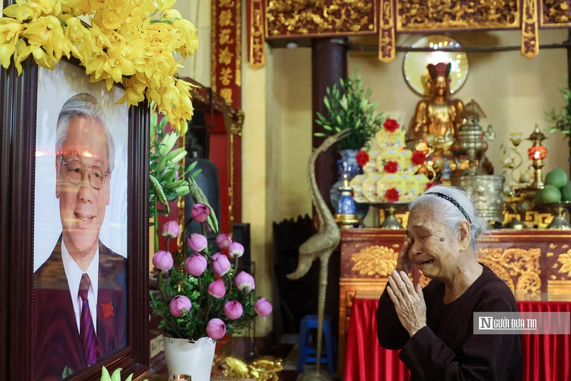 Cụ Nguyễn Thị Dĩ (93 tuổi, quận Thanh Xuân, Tp.Hà Nội) bật khóc nức nở khi đứng trước di ảnh Tổng Bí thư Nguyễn Phú Trọng. Đây là ngày thứ 3 liên tiếp cụ tới chùa Quán Sứ để tụng kinh, cầu siêu cho Tổng Bí thư. Dù tuổi đã cao, cụ vẫn ngồi xe buýt đến để tiễn đưa vị lãnh đạo của dân tộc đến nơi an nghỉ cuối cùng.