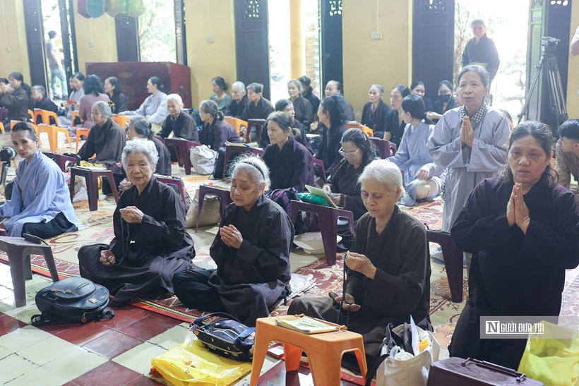 Không chỉ những người lớn tuổi tới dâng hương tưởng nhớ Tổng Bí thư Nguyễn Phú Trọng mà còn có nhiều bạn trẻ, học sinh, sinh viên cũng đến dâng hương.