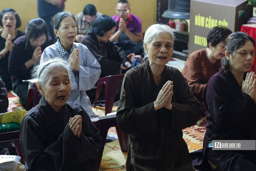 Chùa Quán Sứ cũng mở cửa từ 7h30 đến 21h30 để các Phật tử, người dân tới thắp hương tưởng niệm và bày tỏ lòng tiếc thương Tổng Bí thư Nguyễn Phú Trọng.