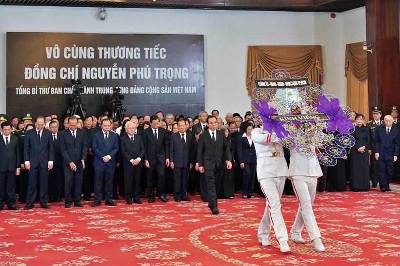 Tại thành phố Hồ Chí Minh, Bí thư Thành ủy Nguyễn Văn Nên làm Trưởng đoàn đại biểu Thành ủy, HĐND, UBND, Ủy ban MTTQ TPHCM và các lãnh đạo Đảng, nhà nước nghỉ hưu tại TPHCM, các nguyên lãnh đạo TPHCM, viếng Tổng Bí thư Nguyễn Phú Trọng.