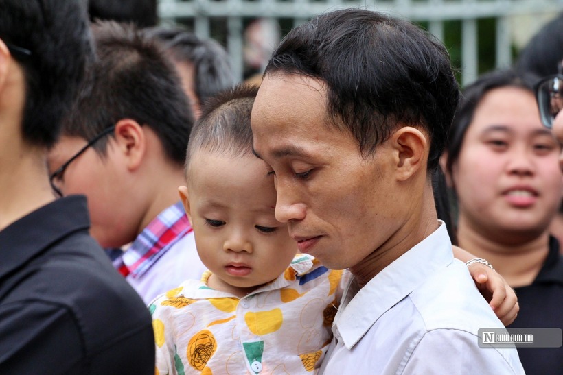 Trẻ em có thể đi cùng người lớn đến viếng.