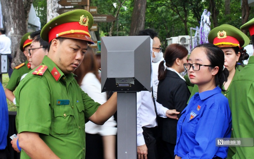 Người dân được lực lượng công an hỗ trợ làm thủ tục vào viếng .