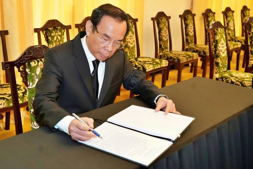 Ghi sổ tang, Ủy viên Bộ Chính trị, Bí thư Thành ủy thành phố Hồ Chí Nguyễn Văn Nên chia sẻ luôn nhớ mãi hình ảnh một con người vô cùng giản dị, khiêm nhường, nghị lực phi thường, một nhân cách lớn, một cán bộ, đảng viên mẫu mực, kiên trung, bất khuất.