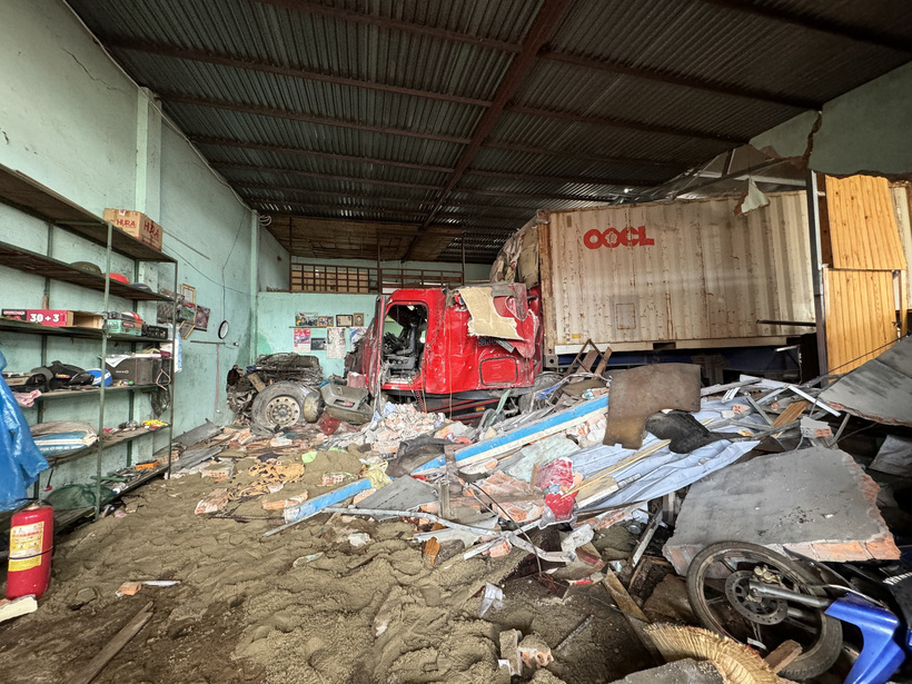 Hiện trường vụ xe container tông vào 6 nhà dân ở huyện Đắk Mil làm 3 người chết, 1 người bị thương. (Ảnh: Tuổi trẻ)