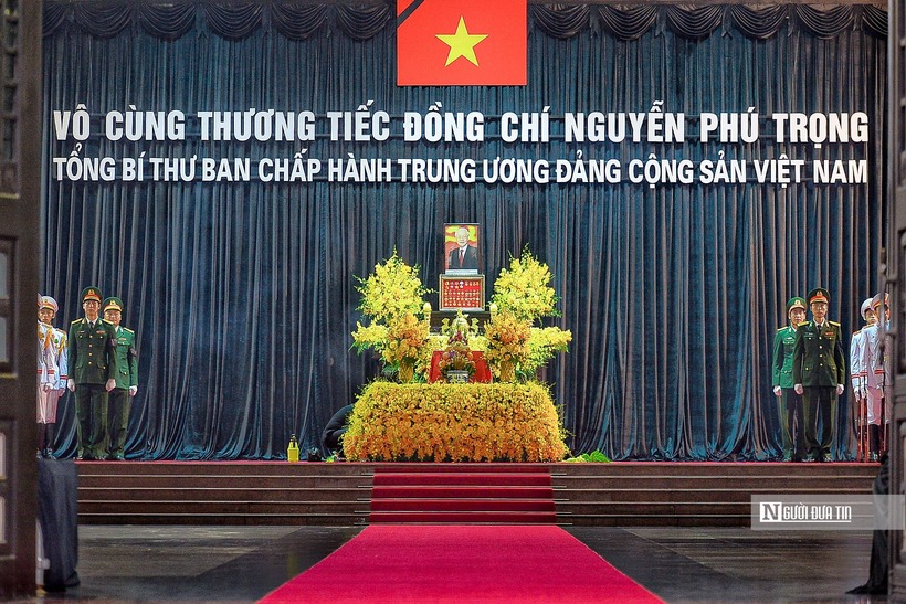 Từ 7h sáng nay, lễ viếng Tổng Bí thư Nguyễn Phú Trọng đã được tổ chức theo nghi thức Quốc tang tại Nhà tang lễ Quốc gia số 5 Trần Thánh Tông, Tp.Hà Nội. Cùng thời gian trên, lễ viếng cũng được tổ chức tại Hội trường Thống Nhất, Tp.HCM và tại quê nhà xã Đông Hội, huyện Đông Anh, Tp.Hà Nội.