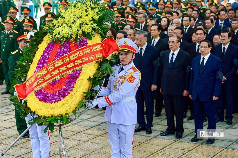 Sau khi viếng Tổng Bí thư Nguyễn Phú Trọng, các đồng chí lãnh đạo Đảng, Nhà nước, Mặt trận Tổ quốc Việt Nam và khách quốc tế đã dành thời gian viết sổ tang, đánh giá những đóng góp quan trọng của Tổng Bí thư Nguyễn Phú Trọng đối với sự nghiệp xây dựng và bảo vệ Tổ quốc, thể hiện sự tiếc thương và gửi lời chia buồn cùng tang quyến.