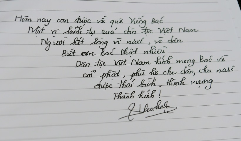Những trang viết thể hiện sự kính trọng và tiếc thương của người dân đối với nhà lãnh đạo cao nhất của đất nước.