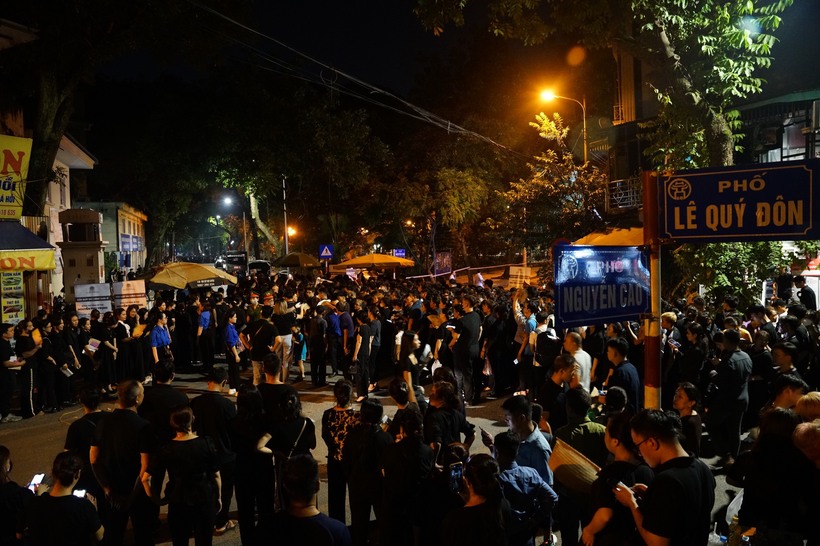 Biển người tập trung tại khu vực ngã tư Lê Quý Đôn - Nguyễn Cao chờ vào viếng Tổng Bí thư.