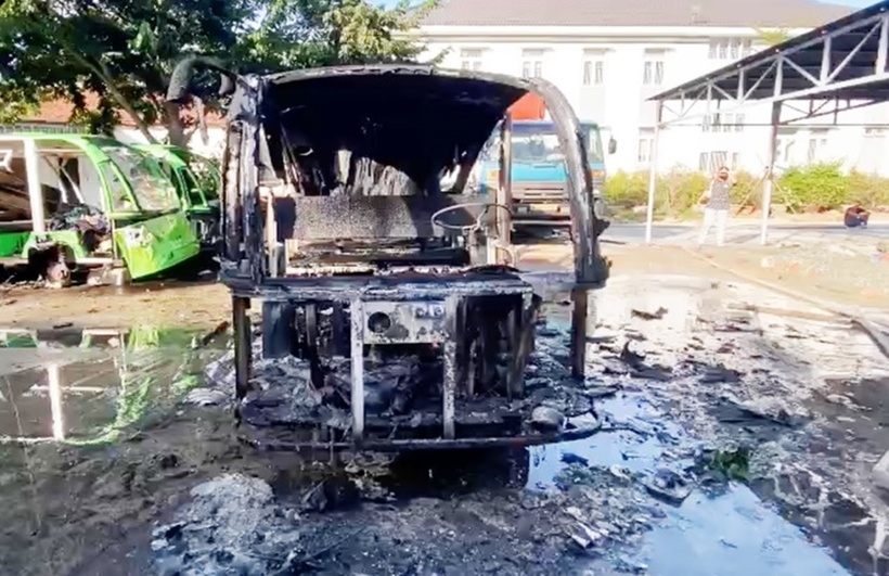 Ông Đinh Hoa, Chủ tịch phường Tân An, cho biết doanh nghiệp xe điện hợp đồng thuê nhà xe để qua đêm. "Hỏa hoạn chỉ gây thiệt hại xe điện, vì khu vực này không gần nhà dân", ông nói.