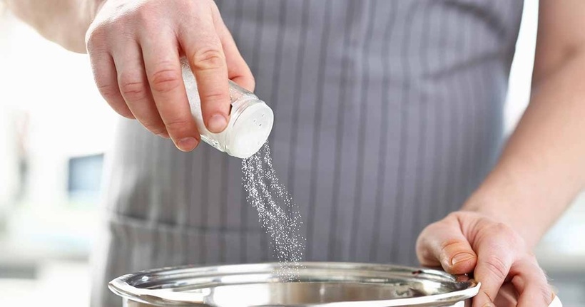 Lượng muối dư thừa trong chế độ ăn uống gây giữ nước và làm tăng huyết áp.