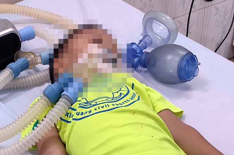 Bé 3 tuổi phải nhập viện sau khi ở trường về đã tử vong trên đường từ viện về nhà. Ảnh: Dân Việt