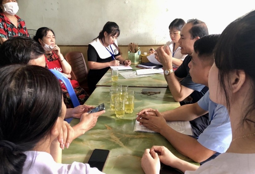 Đoàn kiểm tra liên ngành của TP Hạ Long làm việc với quán ăn bị khách hàng tố như có vật giống giòi. Ảnh: Báo Giao thông