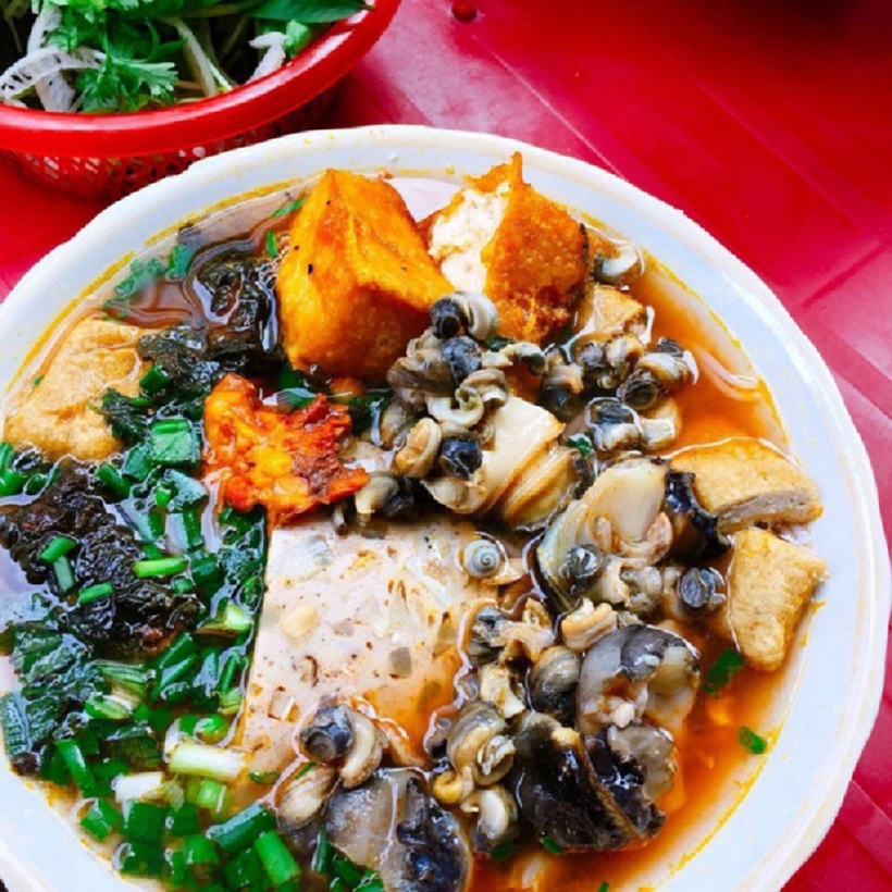 Bún ốc "biến tấu" với thịt bò, giò tai.