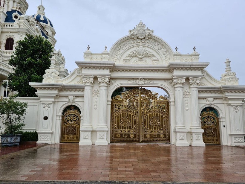 Cánh cổng được đúc bằng gang, có khối lượng hàng chục tấn, những cánh cổng này được điều khiển từ xa bằng hệ thống điện tử.