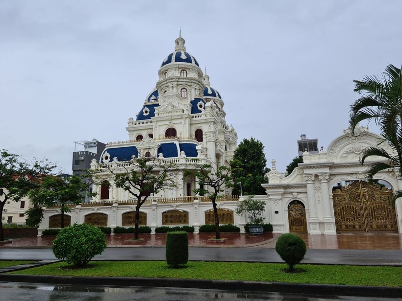 Nhìn mọi góc độ căn biệt thự này đều rất đẹp.