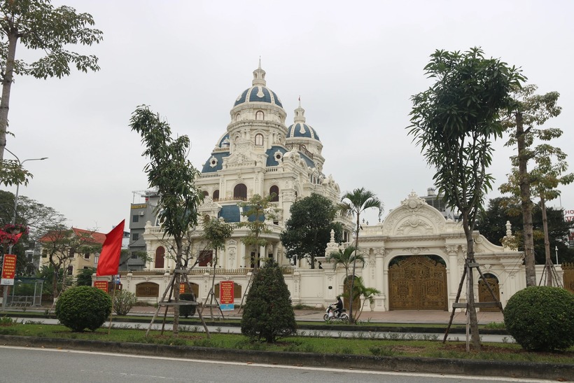 Tòa lâu đài nguy nga nằm ở góc đường Lê Hồng Phong giao cắt với đường Ngô Gia Tự (quận Hải An, TP Hải Phòng). Đây là một trong những vị trí đất vàng tại Hải Phòng.