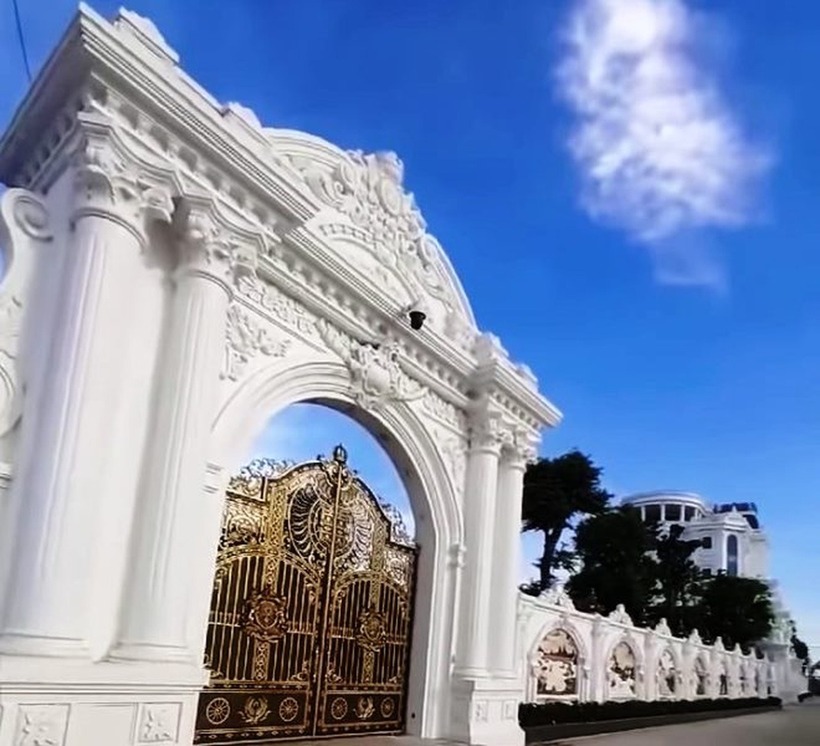 Phía trong khuôn viên biệt thự này là một hồ nước rộng, cùng với những cây cảnh lâu năm có giá trị lớn.