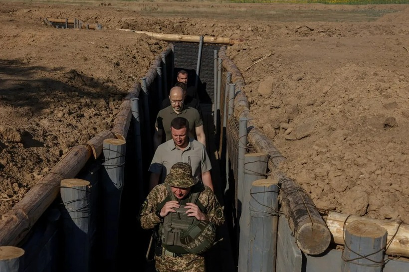 Thủ tướng Ukraine Denys Shmyhal kiểm tra việc xây dựng các công trình phòng thủ ở tỉnh Kherson. Ảnh: Kyiv Independent