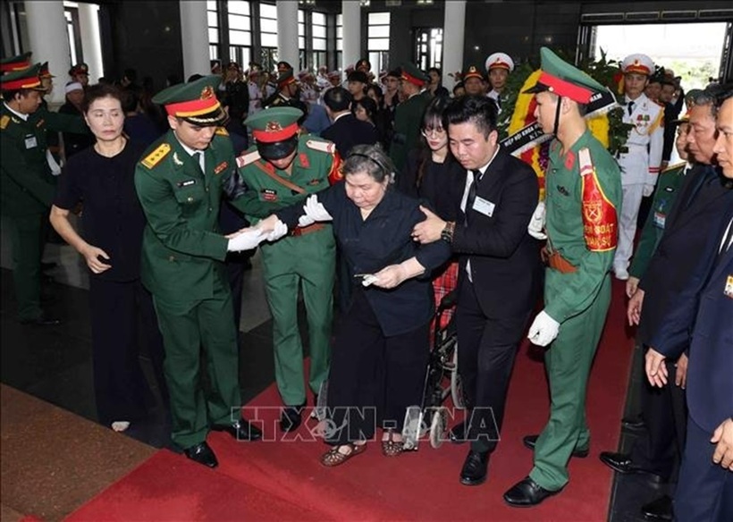 Mặc dù sức khỏe yếu nhưng cô giáo Đặng Thị Phúc (92 tuổi, giáo viên tiểu học của Tổng Bi thư Nguyễn Phú Trọng) vẫn tới Nhà tang lễ Quốc gia để viếng người học trò lần cuối.