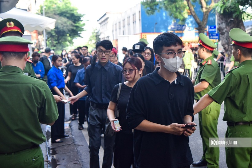 Từ sáng sớm 26/7, hàng nghìn người dân từ nhiều nơi đã có mặt ở các tuyến đường hướng về Nhà tang lễ Quốc gia số 5 Trần Thánh Tông để chờ vào viếng Tổng Bí thư Nguyễn Phú Trọng.