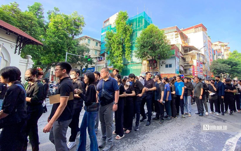 Dòng người xếp hàng trật tự chờ vào viếng Tổng Bí thư Nguyễn Phú Trọng.