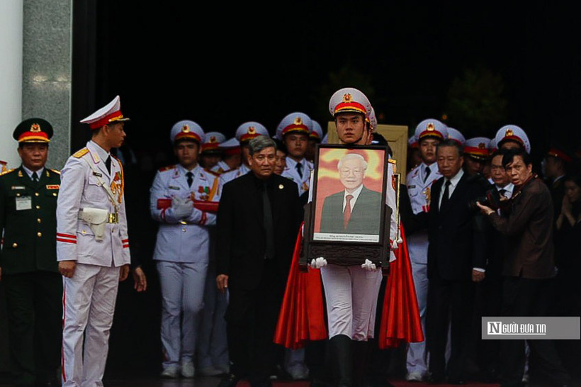 Lễ truy điệu Tổng Bí thư Nguyễn Phú Trọng được tổ chức vào 13h tại Nhà Tang lễ Quốc gia - số 5 Trần Thánh Tông (Tp.Hà Nội). Đúng 13h30 bắt đầu Lễ di quan Tổng Bí thư Nguyễn Phú Trọng.