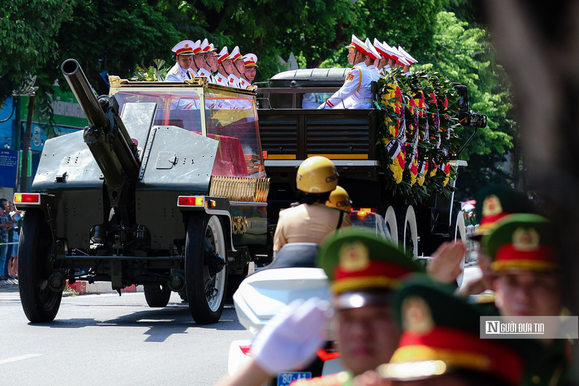 Người dân hai bên đường dõi theo đoàn linh xa với lòng tiếc thương vô hạn.