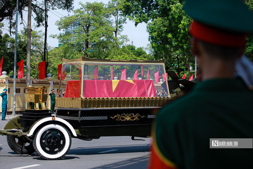Sau khi Đoàn xe tang lễ Tổng Bí thư Nguyễn Phú Trọng đến Nghĩa trang Mai Dịch, lực lượng nghi lễ làm công tác chuẩn bị Lễ an táng; chuyển Linh cữu Tổng Bí thư Nguyễn Phú Trọng vào vị trí.