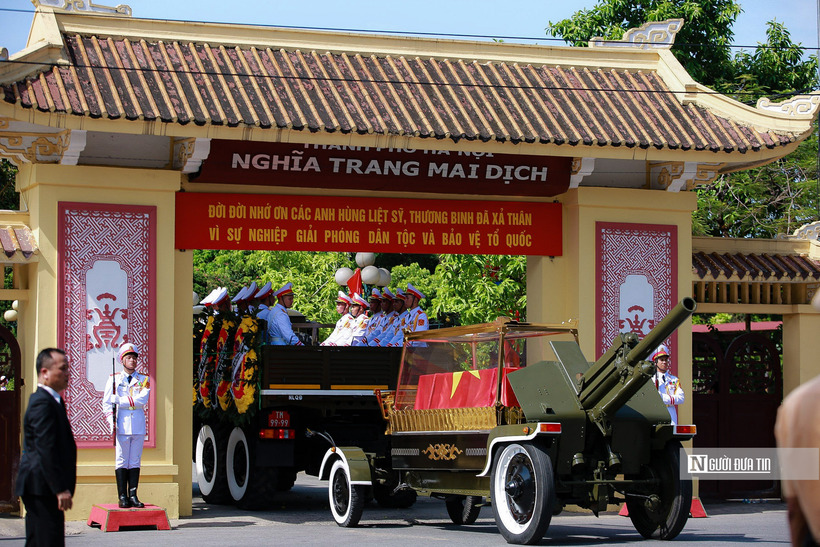 Lúc 14h59, Lễ an táng Tổng Bí thư Nguyễn Phú Trọng bắt đầu. Lực lượng nghi lễ chuyển linh cữu Tổng Bí thư vào vị trí an táng. Đoàn nghi lễ Quân đội điều hành Lễ hạ huyệt.