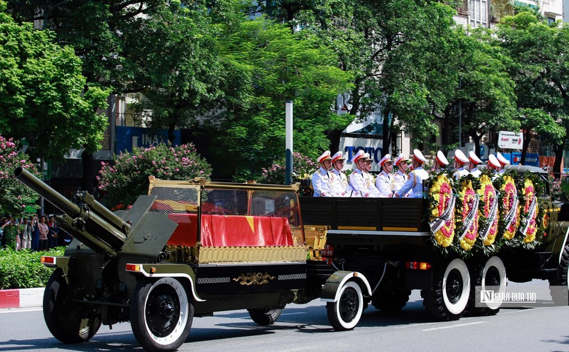 Đoàn linh xa qua phố Trần Duy Hưng tiến về Nghĩa trang Mai Dịch.