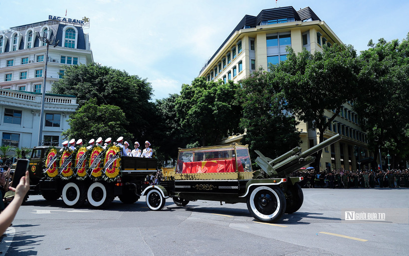 Đoàn xe chở linh cữu Tổng Bí thư Nguyễn Phú Trọng di chuyển qua các tuyến phố của Thủ đô.