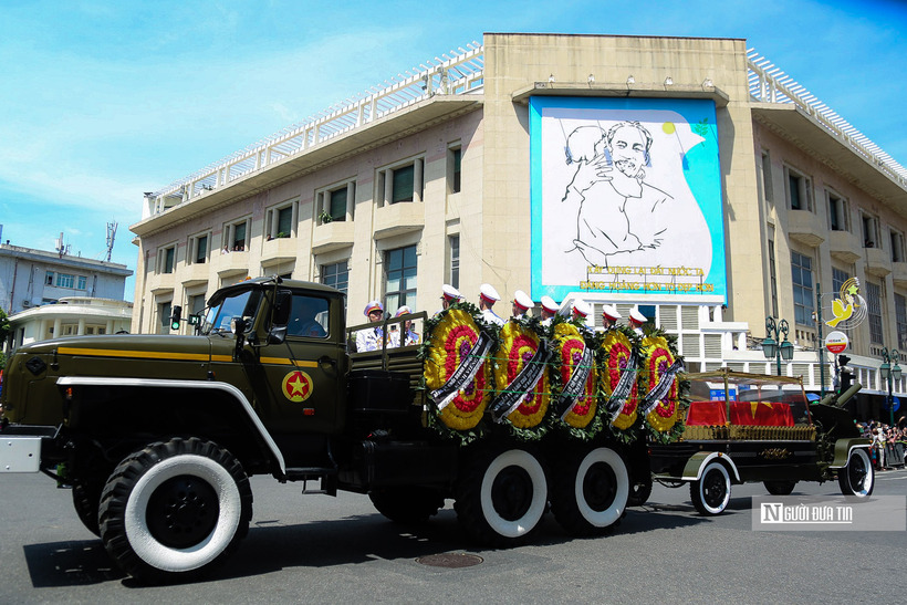 Đoàn xe chở linh cữu Tổng Bí thư Nguyễn Phú Trọng đi qua phố Tràng Tiền hướng về phố Hàng Khay (Hoàn Kiếm).