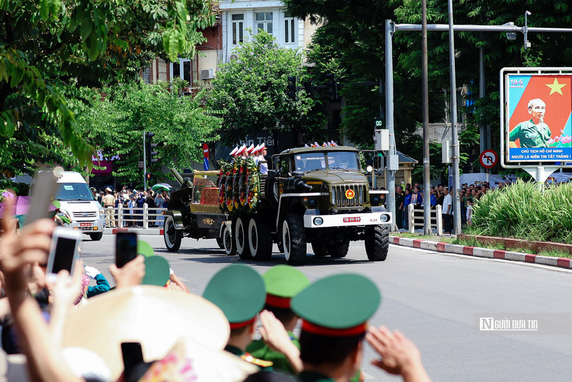 Dọc 2 bên đường, chật kín người dân đội nắng tiễn biệt Tổng Bí thư Nguyễn Phú Trọng với lòng tiếc thương vô hạn.