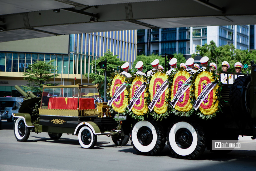 Đoàn linh xa chở linh cữu Tổng Bí thư Nguyễn Phú Trọng qua phố Liễu Giai.