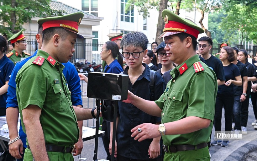 Người dân làm các thủ tục vào viếng Tổng Bí thư Nguyễn Phú Trọng.