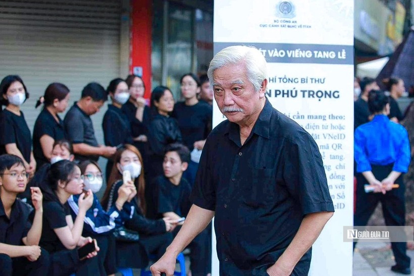 Nguyên Đại biểu Quốc hội, nhà sử học Dương Trung Quốc cũng có mặt từ sớm bày tỏ lòng tiếc thương trước sự ra đi của Tổng Bí thư Nguyễn Phú Trọng.