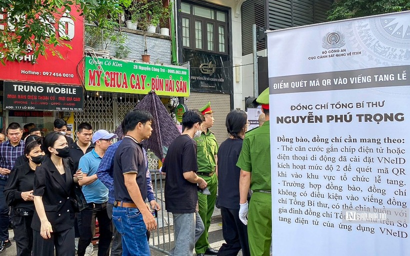 Dòng người nối dài cả cây số chờ viếng Tổng Bí thư Nguyễn Phú Trọng - 11