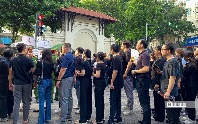 Dòng người nối dài cả cây số chờ viếng Tổng Bí thư Nguyễn Phú Trọng - 12
