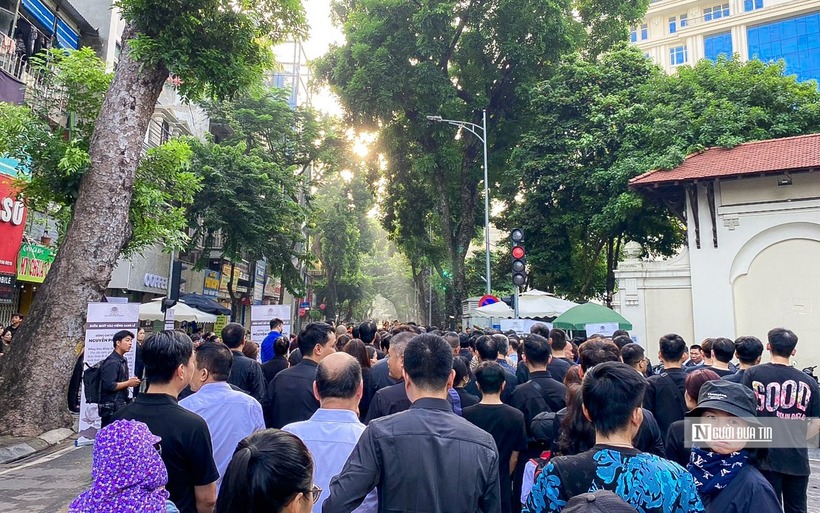 Hôm nay (26/7), người dân vào viếng Tổng Bí thư Nguyễn Phú Trọng từ 7h đến 13h, tại Nhà tang lễ Quốc gia số 5 Trần Thánh Tông (Tp.Hà Nội), quê nhà xã Đông Hội (huyện Đông Anh, Tp.Hà Nội) và Hội trường Thống Nhất ở Tp.HCM. Lễ truy điệu Tổng Bí thư Nguyễn Phú Trọng được tổ chức lúc 13h ngày 26/7, lễ an táng hồi 15h cùng ngày tại Nghĩa trang Mai Dịch, Tp.Hà Nội.
