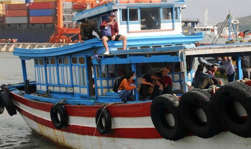 Học sinh ở Nhơn Châu muốn học cấp 3 phải đi ca nô hoặc tàu gỗ vào đất liền thành phố Quy Nhơn. (Ảnh: Dân trí)