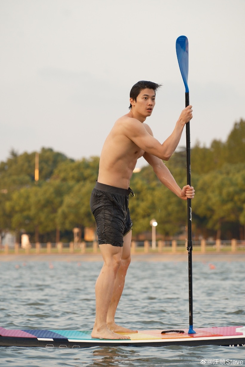 Đồng thời, anh còn trở thành người bơi nhanh thứ ba thế giới sau hai huyền thoại Michael Phelps và Ryan Lochte (kỷ lục thế giới 1 phút 54 giây).
