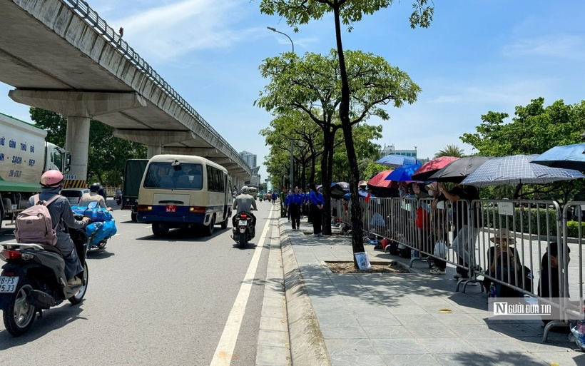 Ghi nhận của Đời sống và Pháp luật lúc 11h, xung quanh khu vực Nghĩa trang Mai Dịch đã có rất đông người dân đổ về đây để chờ tiễn biệt Tổng Bí thư Nguyễn Phú Trọng.