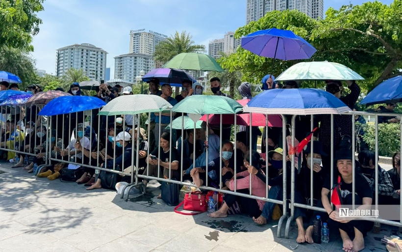 Xung quanh khu vực Nghĩa trang Mai Dịch cũng đã dựng toàn bộ hàng rào. Người dân tuân thủ đứng phía trong hàng rào chờ đợi linh cữu Tổng Bí thư Nguyễn Phú Trọng di chuyển qua.