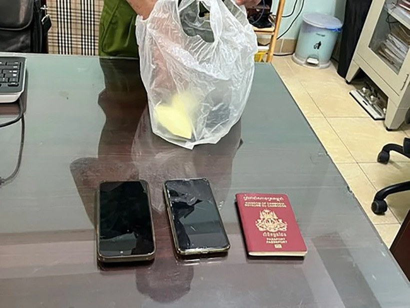 Tài liệu, vật chứng thu được của các đối tượng. Ảnh: Hà Nội Mới