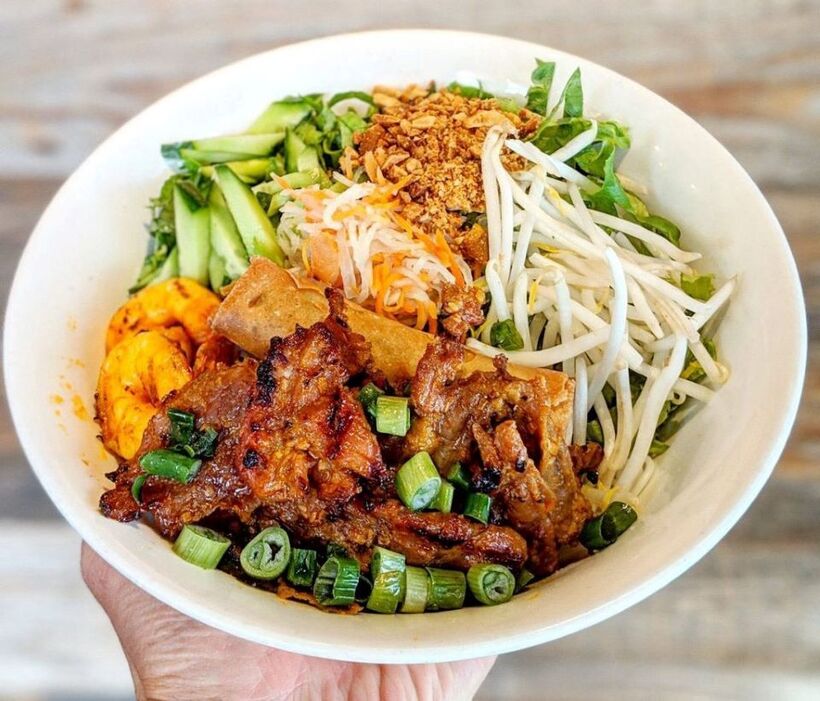 Bún thịt nướng hấp dẫn thực khách bởi sự hòa trộn của hương vị.