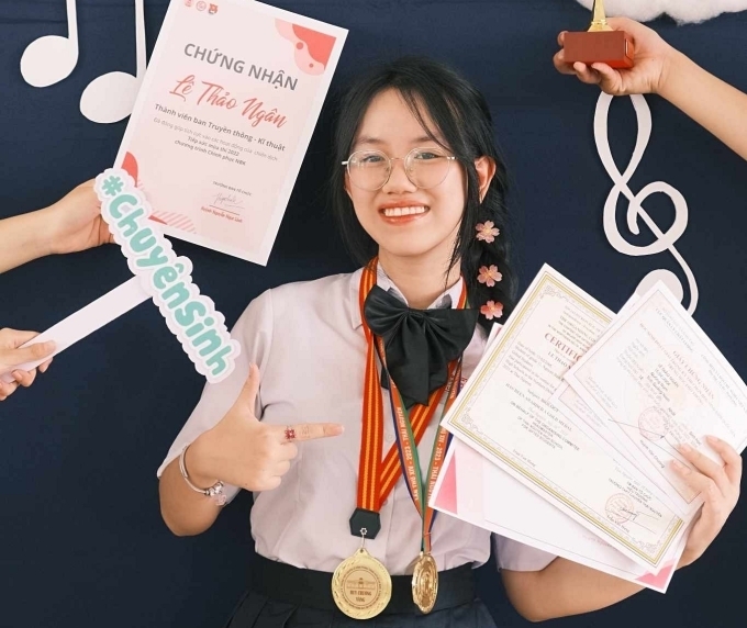 Lê Thảo Ngân là cựu học sinh lớp 12 chuyên Sinh, trường THPT chuyên Nguyễn Bỉnh Khiêm, tỉnh Quảng Nam. Nữ sinh được tuyển thẳng vào ngành Y khoa với giải nhất môn Sinh trong kỳ thi học sinh giỏi quốc gia năm học vừa qua.