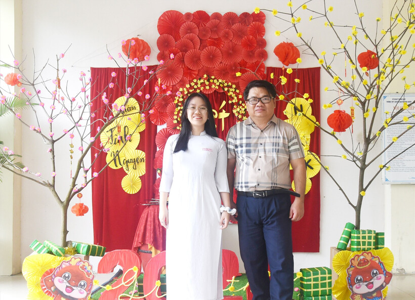 Thầy Võ Ngọc Bình, giáo viên chủ nhiệm kiêm dạy môn Sinh, nói Ngân là niềm tự hào của trường khi đạt giải nhất môn Sinh với 27,75 điểm, xếp thứ ba toàn quốc. Đây là lần đầu tiên từ năm 1997, Quảng Nam có giải nhất quốc gia ở môn này. "Xuất phát là học sinh giỏi Toán nên Ngân có tư duy nhạy bén, kết hợp sự nỗ lực và bản lĩnh. Em sẽ còn thành công hơn nữa trong tương lai", thầy Bình đánh giá trên VnExpress.