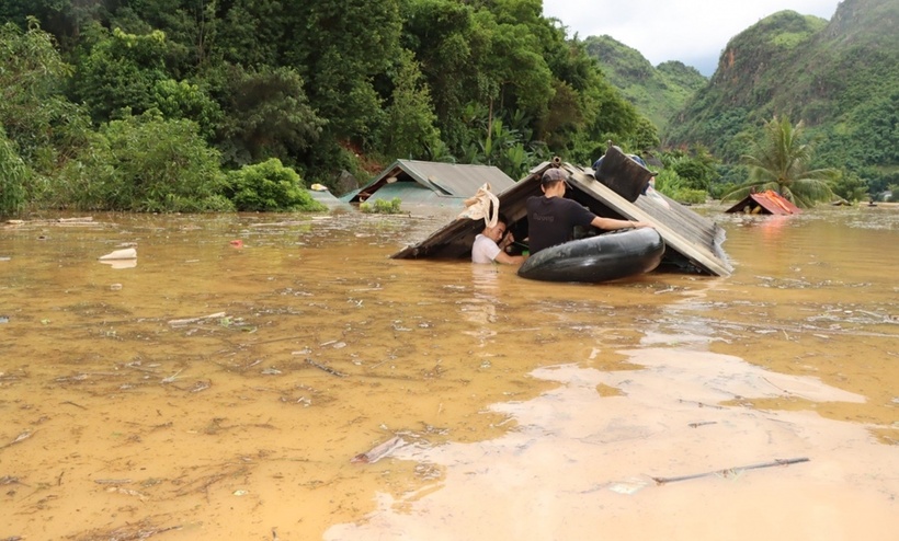 Thống kê trong toàn huyện Thuận Châu, tính đến chiều ngày 25/7, mưa lũ những ngày qua đã làm 1 người chết, 2 người mất tích, 4 người bị thương tại các xã Bản Lầm, Chiềng Bôm, Nậm Lầu, Thôm Mòn; 277 căn nhà bị đất đá sạt vào nhà, ngập nước và lũ cuốn trôi; hơn 620 ha lúa, hoa màu và cây cối bị vùi lấp và nước lũ cuốn; hơn 3.200 con gia súc, gia cầm bị cuốn trôi và ngập nước chết. Cộng với các thiệt hại về giao thông, điện… ước tính thiệt hại do mưa lũ gây ra trong đợt này là hơn 6 tỷ đồng.